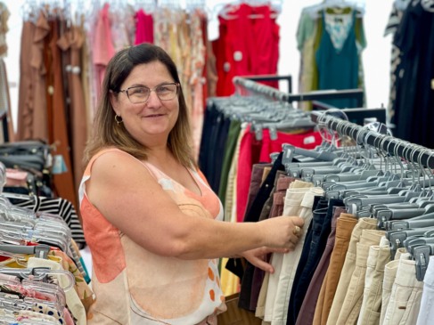 Moradora de Mato Leitão costuma comprar roupas de verão no fim de ano, aproveitando condições de pagamento diferenciadas (Fotos: Júnior Posselt/Folha do Mate)