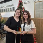 Jornalista Débora Kist, do Grupo Folha do Mate, foi uma das homenageadas da noite, que teve também o lançamento da revista que retrata os 90 anos do Poder Legislativo (Foto: Divulgação)