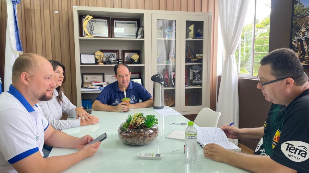 Prefeito, vice-prefeita e secretário de Governança e Gestão receberam a reportagem do Grupo Folha do Mate (Foto: Daiana Nervo/AI Prefeitura) Prefeito, vice-prefeita e secretário de Governança e Gestão receberam a reportagem do Grupo Folha do Mate (Foto: Daiana Nervo/AI Prefeitura)