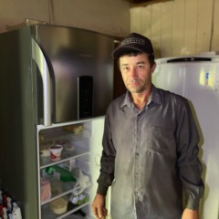 Segundo Cl&eacute;cio da Silva, itens na geladeira precisam ser jogados fora (Foto: J&uacute;nior Posselt/Folha do Mate)