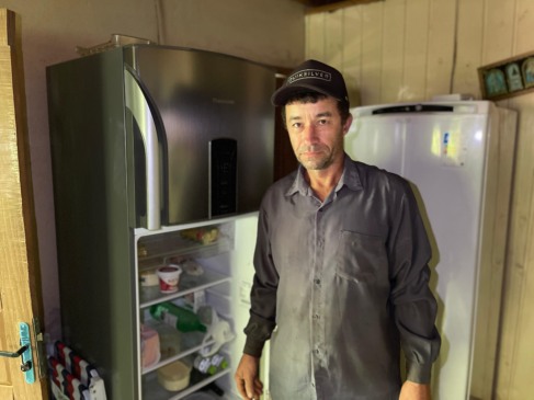 Segundo Clécio da Silva, itens na geladeira precisam ser jogados fora (Foto: Júnior Posselt/Folha do Mate)