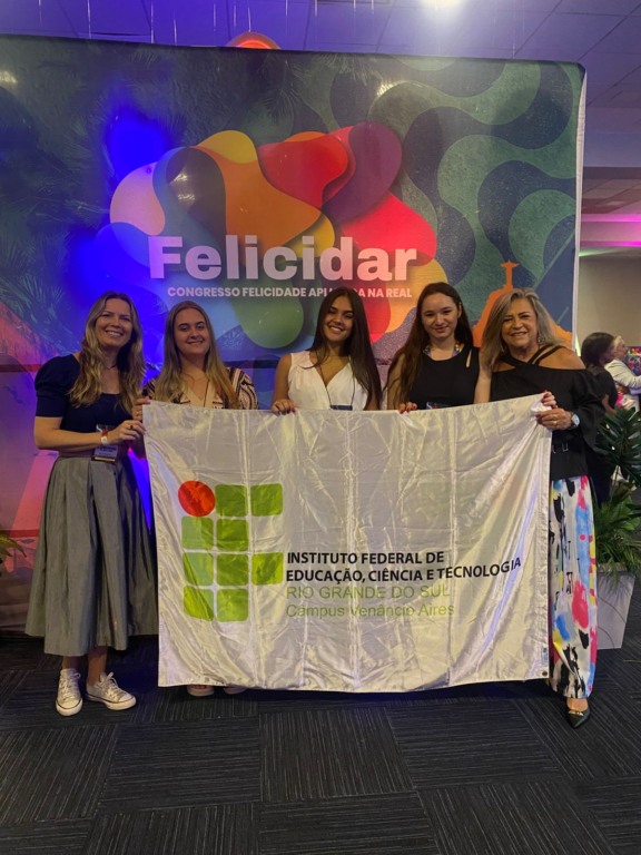 Professora Josiane Paula da Luz com as estudantes participantes do projeto e a presidente do Felicidar, Andréa Perez (Foto: Arquivo Pessoal)