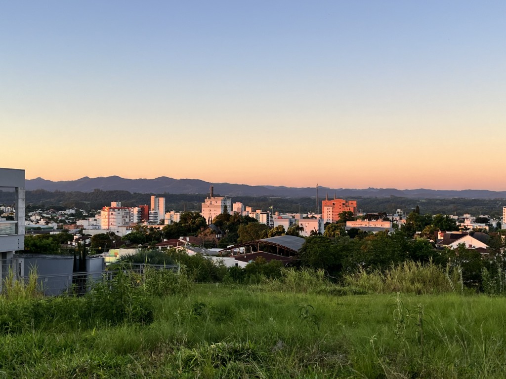 Ao longo do dia, o sol aparece entre períodos de maior nebulosidade (Foto: Júnior Posselt/ Folha do Mate)