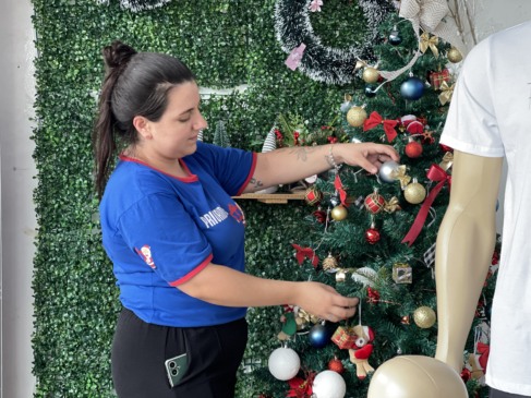 Sandra Berghahn menciona que decoração das vitrines é forte potencial para chamar clientes (Foto: Júnior Posselt/Folha do Mate)