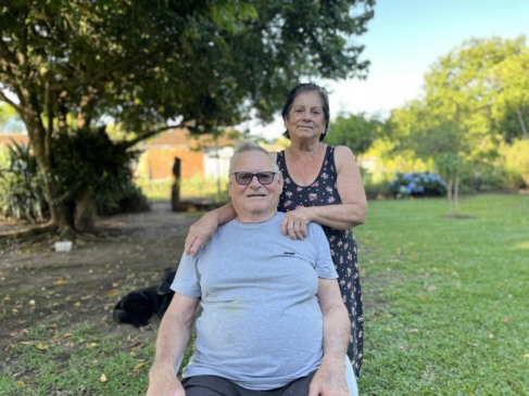 Vera compartilha a vida com o companheiro Hélio (Foto: Júnior Posselt/Folha do Mate)