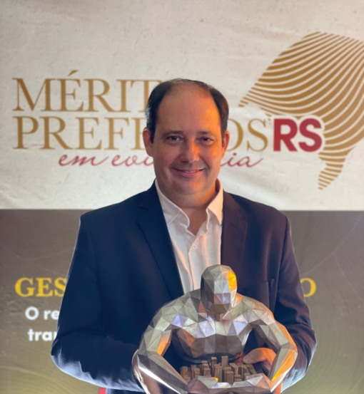 Prefeito recebeu o prêmio em Porto Alegre (Foto: Divulgação/Prefeitura)