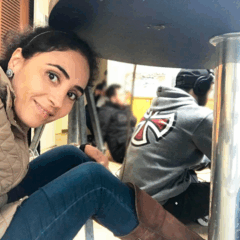 Quase 10 anos atrás, embaixo da mesa, acompanhando cada detalhe. Entendi cedo que comunicação é isso: estar onde as coisas acontecem e acompanhar o movimento.