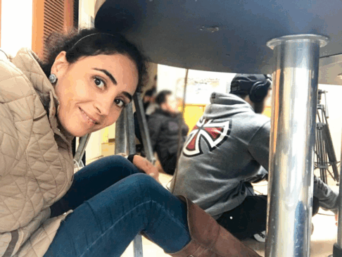 Quase 10 anos atrás, embaixo da mesa, acompanhando cada detalhe. Entendi cedo que comunicação é isso: estar onde as coisas acontecem e acompanhar o movimento.