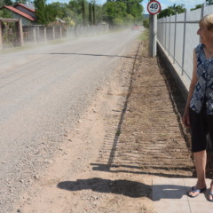 Sem o asfalto, a aposentada Gisela Schuster sofre diariamente com a poeira (Foto: Alvaro Pegoraro/Folha do Mate)