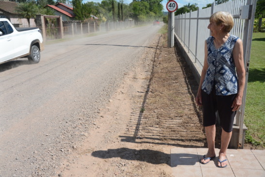 Sem o asfalto, a aposentada Gisela Schuster sofre diariamente com a poeira (Foto: Alvaro Pegoraro/Folha do Mate)