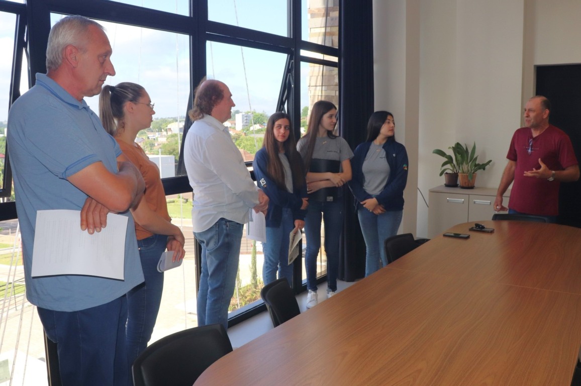 Projeto foi apresenta ao prefeito Flecha, que sinalizou para a arborização de vias urbanas Projeto foi apresenta ao prefeito Flecha, que sinalizou para a arborização de vias urbanas