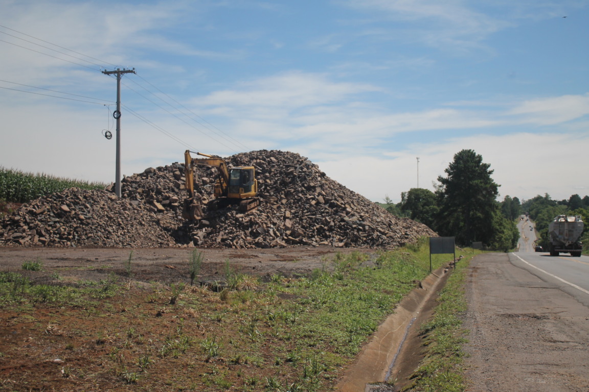 Enquanto obras de pavimentação não começam, rachão é estocado às margens da RSC-453 Enquanto obras de pavimentação não começam, rachão é estocado às margens da RSC-453