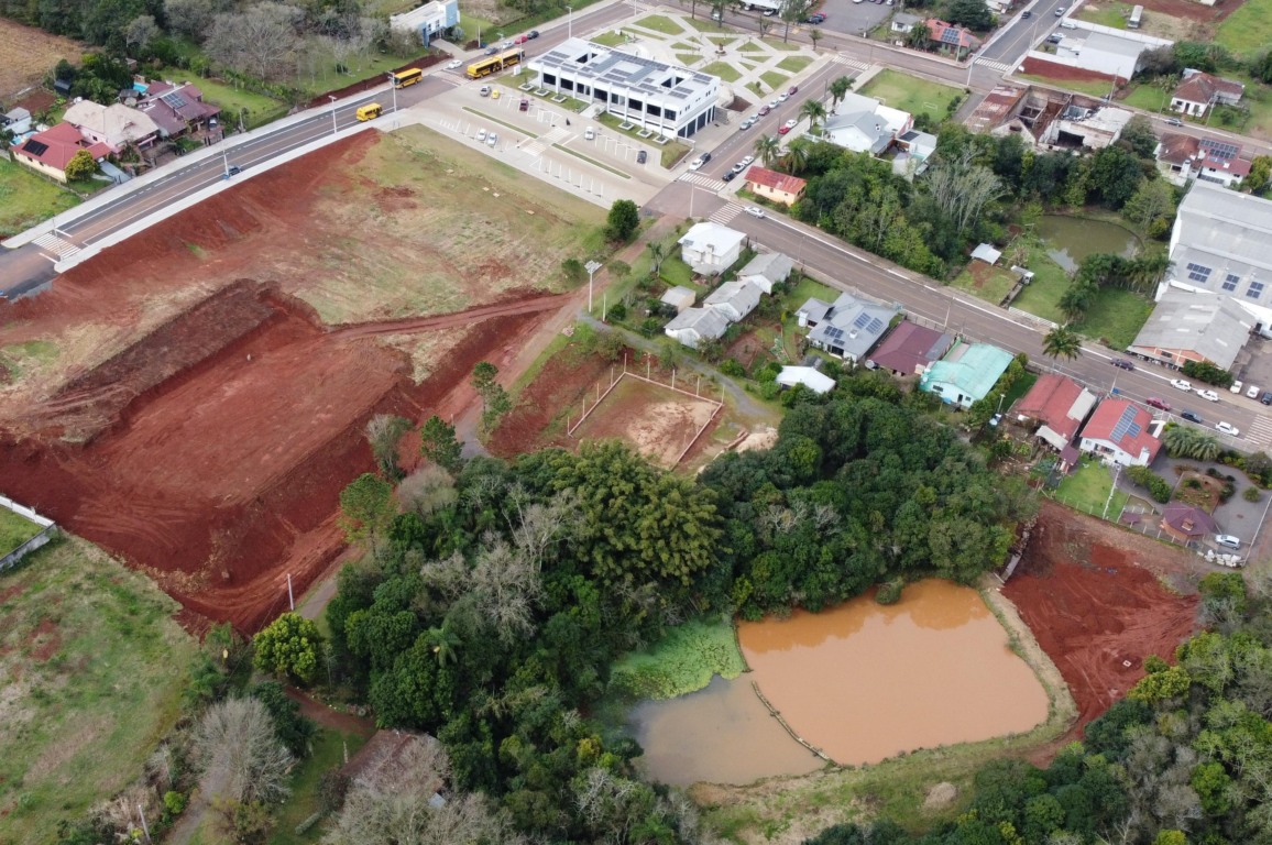 Parque municipal tem área verde com açude