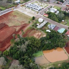 Parque municipal tem área verde com açude