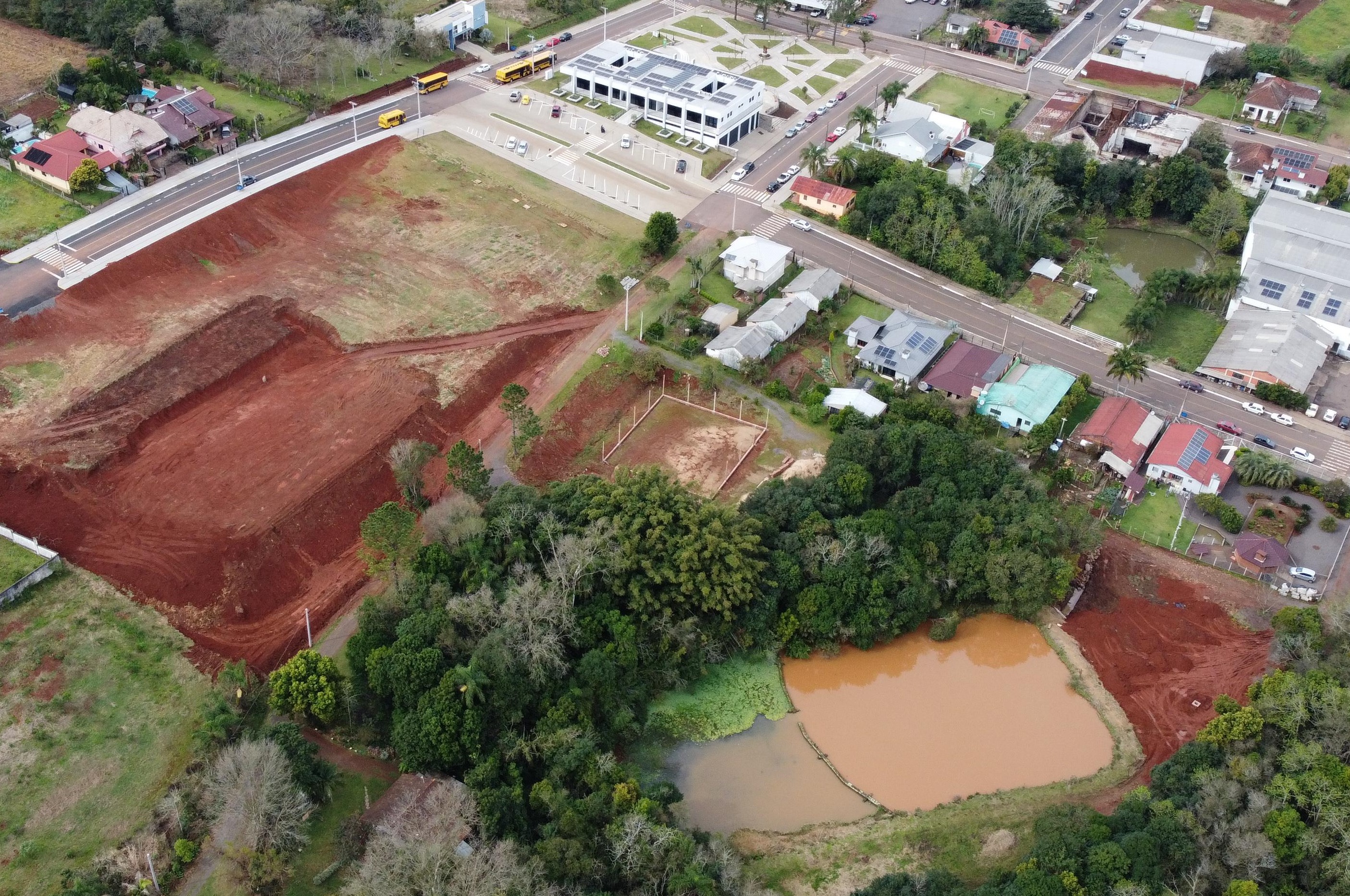 Parque municipal tem área verde com açude