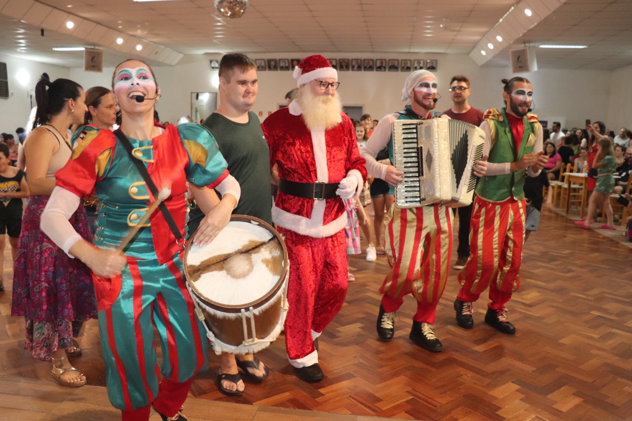 Noel chega acompanhado do Tribo di Arteiros