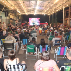 P&uacute;blico pode levar cadeiras e chimarr&atilde;o para assistir ao Palco Aberto, na rua coberta