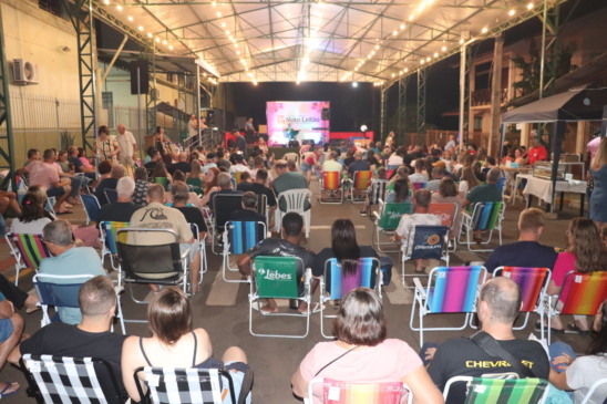 Público pode levar cadeiras e chimarrão para assistir ao Palco Aberto, na rua coberta