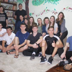 Estudantes aproveitaram as aulas sobre empreendedorismo para revitalizar a biblioteca da escola