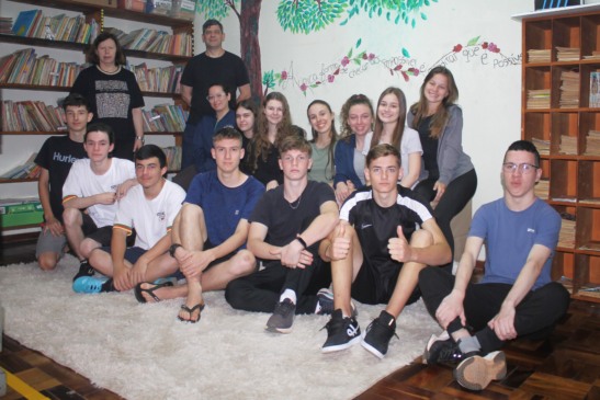 Estudantes aproveitaram as aulas sobre empreendedorismo para revitalizar a biblioteca da escola