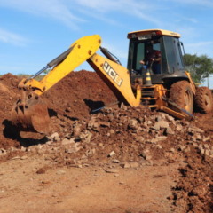 Retroescavadeira deve ser entregue nos pr&oacute;ximos dias