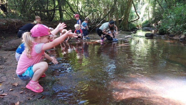 Brincar e se refrescar no riacho foram ponto alto da trilhas