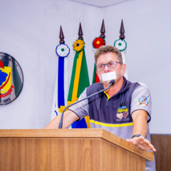 Vereador foi à tribuna com uma espécie de mordaça (Foto: Willian Oliveira/Divulgação)