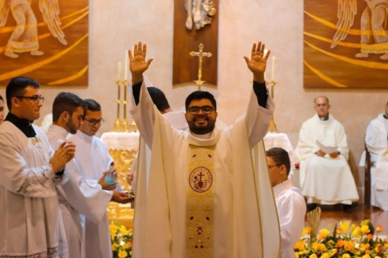 Padre Vanderson da Silva Barbosa tem 33 anos (Fotos: Arquivo pessoal)