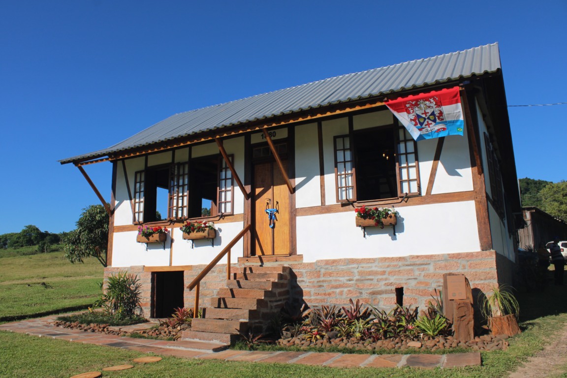 Casa Royer foi erguida em 1880 e reformada nos últimos anos
(Foto: Leonardo Pereira/Folha do Mate) Casa Royer foi erguida em 1880 e reformada nos últimos anos
(Foto: Leonardo Pereira/Folha do Mate)