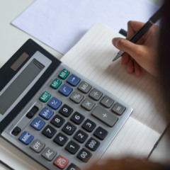 Campanha oportuniza aos negativados utilizar o 13ª para quitarem os débitos com até 99% de desconto (Foto: Freepik/Divulgação)