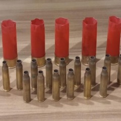 Nas proximidades de onde se deu a ocorr&ecirc;ncia, foram apreendidos sete cartuchos calibre 12 e 17 estojos calibre 5.56, todos deflagrados (Foto: Brigada Militar/Divulga&ccedil;&atilde;o)