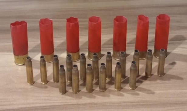 Nas proximidades de onde se deu a ocorrência, foram apreendidos sete cartuchos calibre 12 e 17 estojos calibre 5.56, todos deflagrados (Foto: Brigada Militar/Divulgação)