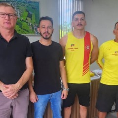 Prefeito Ricardo Froemming e o vice Gabriel de Mello receberam os bombeiros civis João Kolling e Antonio Franzen