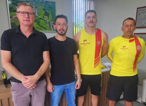 Prefeito Ricardo Froemming e o vice Gabriel de Mello receberam os bombeiros civis João Kolling e Antonio Franzen