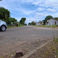 A alta velocidade dos veículos e a falta de medidas de controle têm resultado em acidentes e aumentado o temor de quem vive às margens da via ou transita pelo local (Foto: Alan Faleiro)