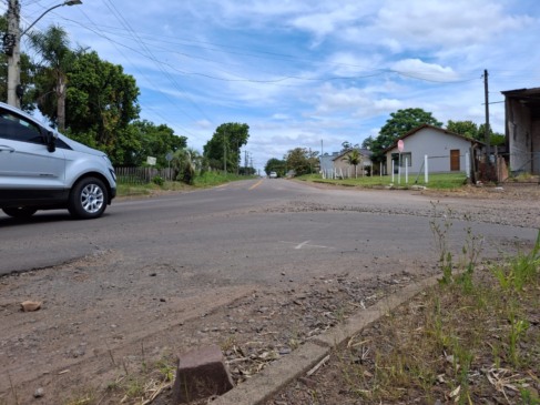 A alta velocidade dos veículos e a falta de medidas de controle têm resultado em acidentes e aumentado o temor de quem vive às margens da via ou transita pelo local (Foto: Alan Faleiro)