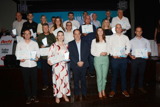 Representantes das 20 maiores empresas receberam a certificação na quinta-feira, 27 de novembro, durante lançamento da revista Perfil Socioeconômico (Foto: Alvaro Pegoraro/Folha do Mate)