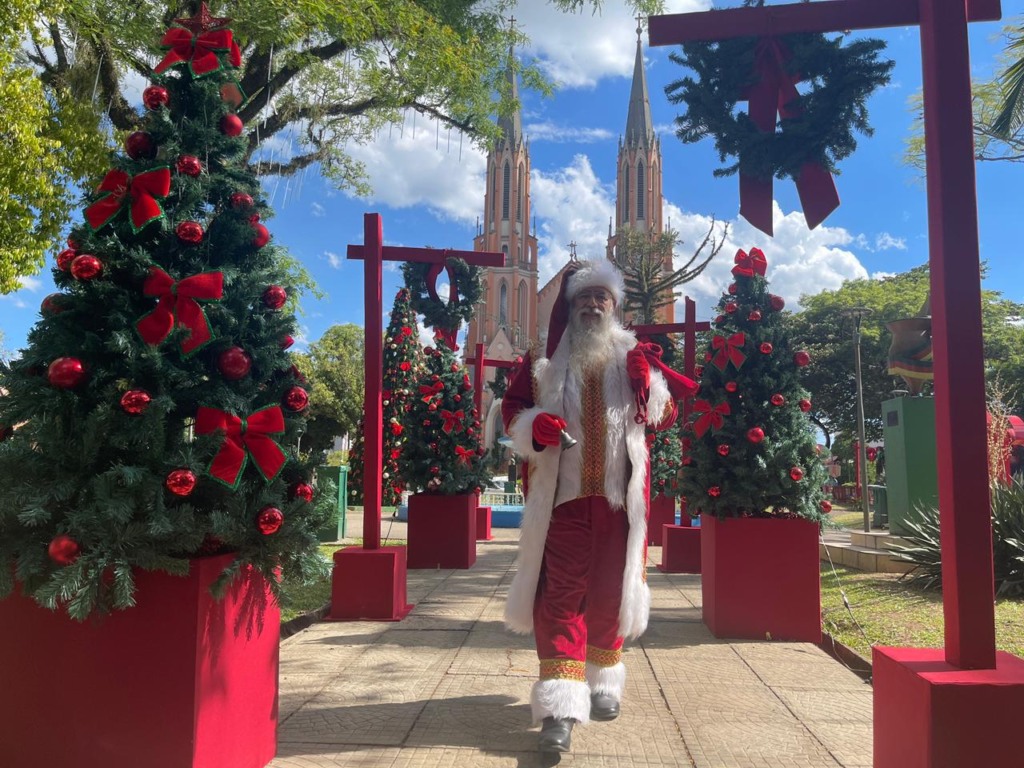 Decoração da Praça Matriz foi realizada pela decoradora Ângela Schwendler (Foto: Júlia Brandenburg/Folha do Mate)