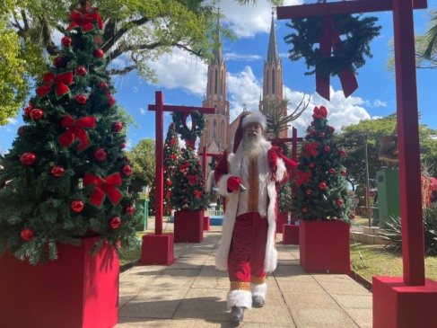 Decoração da Praça Matriz foi realizada pela decoradora Ângela Schwendler (Foto: Júlia Brandenburg/Folha do Mate)