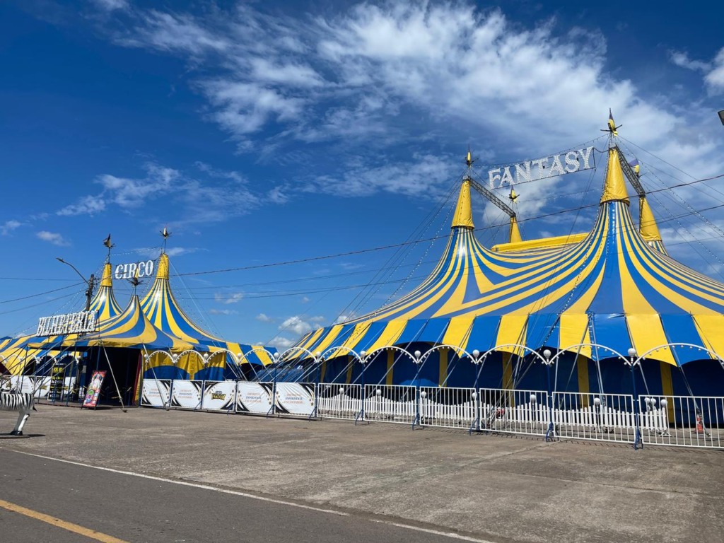 Instalações com as cores amarelo e azul dão destaque ao Parque do Chimarrão (Foto: Júlia Brandenburg/Folha do Mate) Instalações com as cores amarelo e azul dão destaque ao Parque do Chimarrão (Foto: Júlia Brandenburg/Folha do Mate)