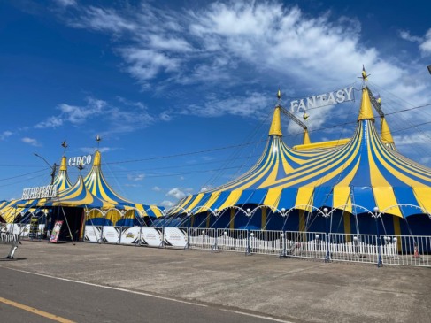  Instalações com as cores amarelo e azul dão destaque ao Parque do Chimarrão (Foto: Júlia Brandenburg/Folha do Mate)