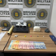 Preso e todo o material apreendido foram encaminhados à Delegacia de Polícia de Pronto Atendimento (Foto: Brigada Militar/ Divulgação)