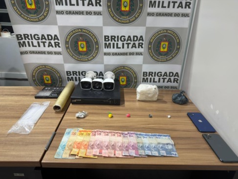 Preso e todo o material apreendido foram encaminhados à Delegacia de Polícia de Pronto Atendimento (Foto: Brigada Militar/ Divulgação)