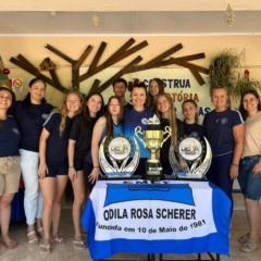 Alunos e equipe diretiva da escola comemoraram o resultado (Foto: Juan Grings)