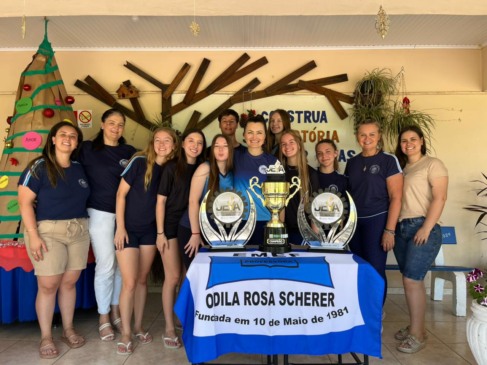 Alunos e equipe diretiva da escola comemoraram o resultado (Foto: Juan Grings)