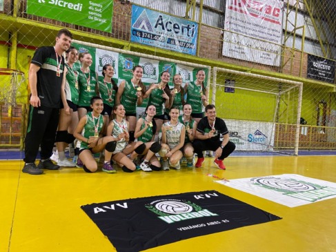 Comissão técnica e atletas da categoria Sub-16 que conquistou o título da Série Prata em 2025. (Foto: Arquivo pessoal)