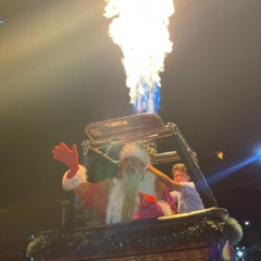 Papai Noel chegou em Venâncio Aires no cesto de um balão (Foto: Júlia Brandenburg/Folha do Mate)