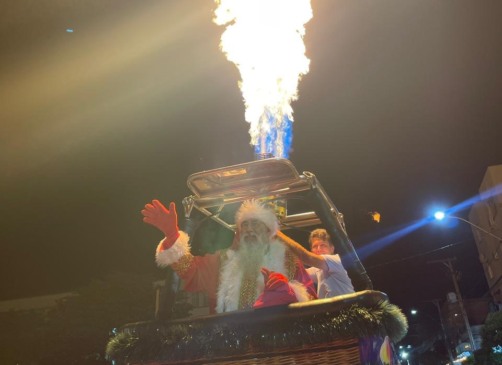 Papai Noel chegou em Venâncio Aires no cesto de um balão (Foto: Júlia Brandenburg/Folha do Mate)