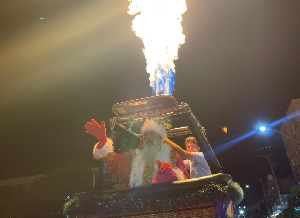 Papai Noel chegou em Venâncio Aires no cesto de um balão (Foto: Júlia Brandenburg/Folha do Mate)