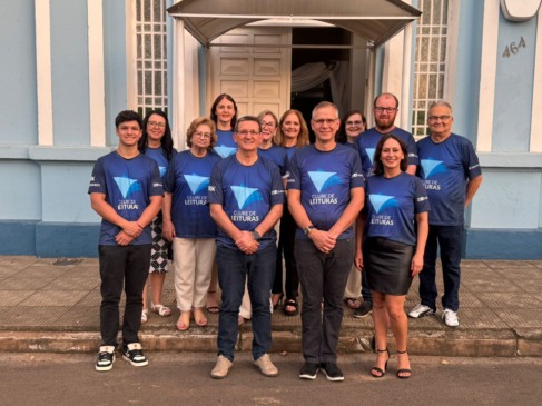 Parte dos integrantes que já atuam há seis anos na condução do Clube (Foto: Divulgalção/Clube de Leituras)